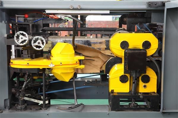 Τσάντα εγγράφου βαλβίδων εκτύπωσης Flexo που κάνει την ενέργεια μηχανών - αποταμίευση με το σερβο σύστημα